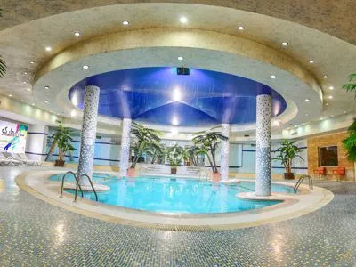 آرامش رویایی در استخر هتل چمران شیراز