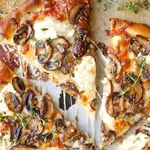 پیتزا آمریکایی گوشت و قارچ دیترویتی