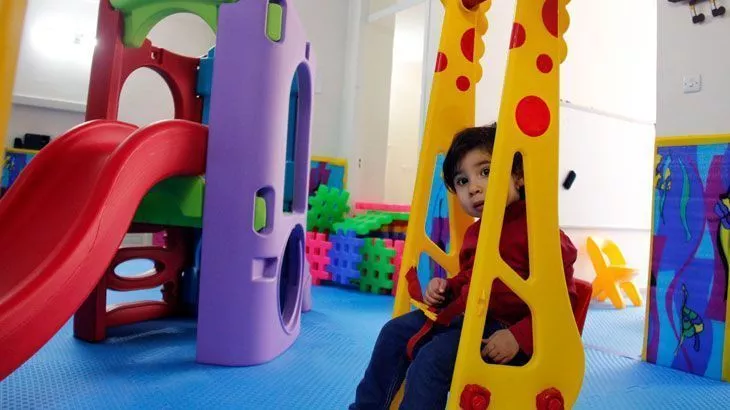 بازی و شادی کودکانه در خانه کودک آبنبات چوبی همراه با 34٪ تخفیف و پرداخت 10000 تومان به جای ۱۵۰۰۰ تومان