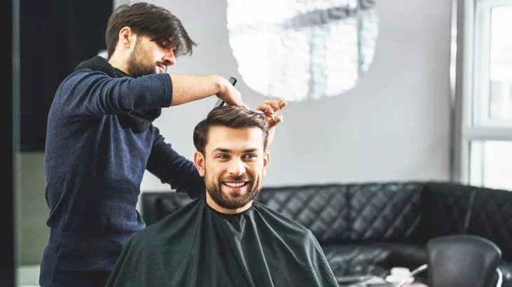 اصلاح موی مردانه مدل دار در آرایشگاه مردانه VIP مجید همراه با ۵0٪ تخفیف و پرداخت 2۰000 تومان به جای ۴0000 تومان