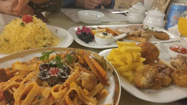 انواع خوراکهای لذیذ در بوفه شام رستوران امیران همراه با 15٪ تخفیف و پرداخت 38250 تومان به جای 45000 تومان