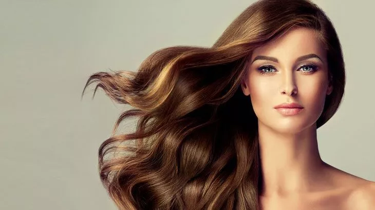 موهایی زیبا و خوشرنگ با رنگ مو در سالن زیبایی سحر همراه با ۵۰٪ تخفیف و پرداخت ۵۰۰۰۰ تومان به جای ۱۰۰۰۰۰ تومان