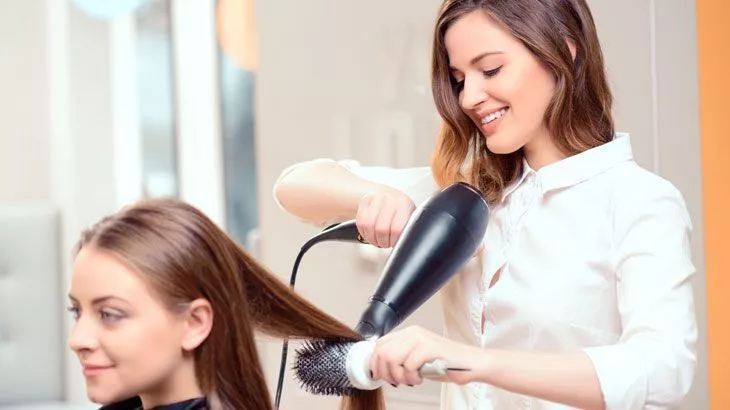 موهایی آراسته و خوش حالت با خدمات براشینگ در سالن زیبایی آی نور همراه با تخفیف ویژه برای کاربران آفکادو
