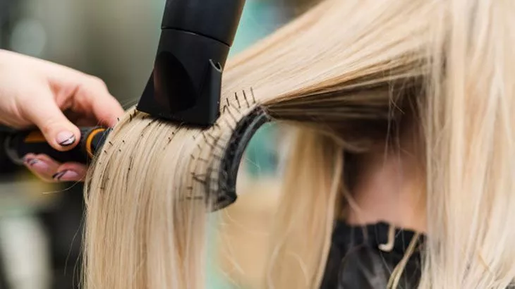 مو های خوش حالت با براشینگ در سالن زیبایی ملکه شب همراه با 45% تخفیف پرداخت 22000 تومان به جای 40000 تومان