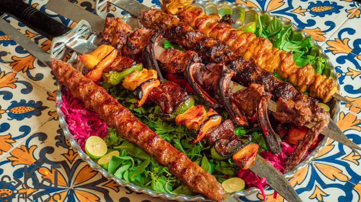 لذت غذای سنتی خوشمزه در مجموعه گردشگری شیرازیس